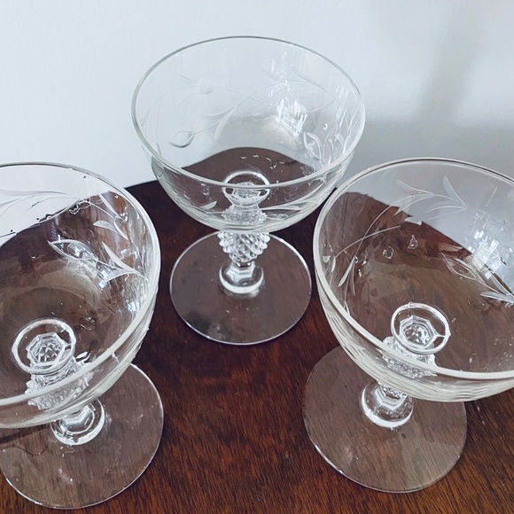 Vintage Imperial champagne or Sherbet glasses, Vintage Etched Champagne Glasses - Picture 4 of 5